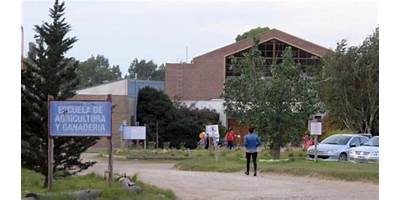 ESCUELA DE AGRICULTURA Y GANADERIA ING ADOLFO IZABALA